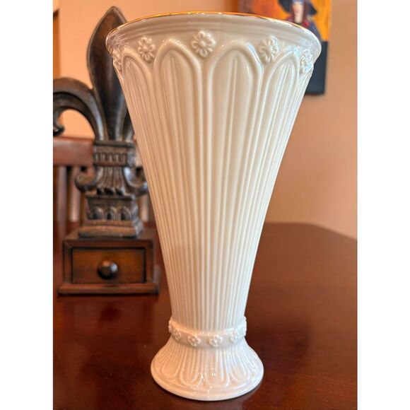 LENOX - 9" Fluted Porcelain Vase w/Gold Trim & Embossed Flowers. Vintage 1990s - Picture 11 of 11